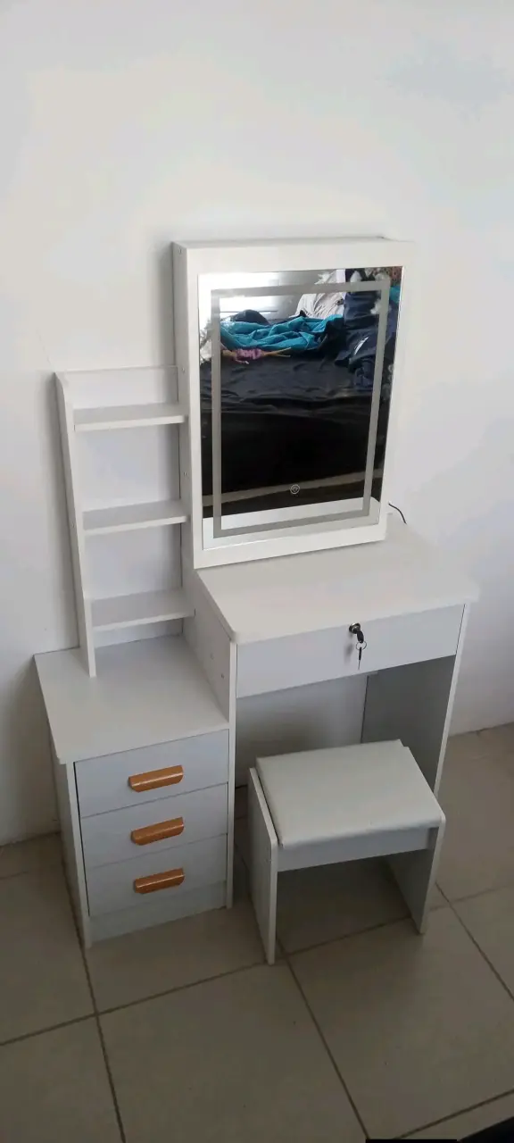 Mesita de tocador blanca con espejo - 1