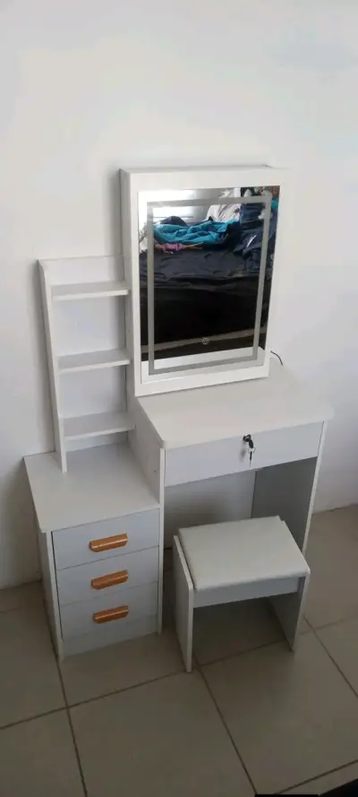 Mesita de tocador blanca con espejo - miniatura 1