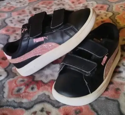 Zapatillas negras talla 27 con detalle rosa - miniatura 1