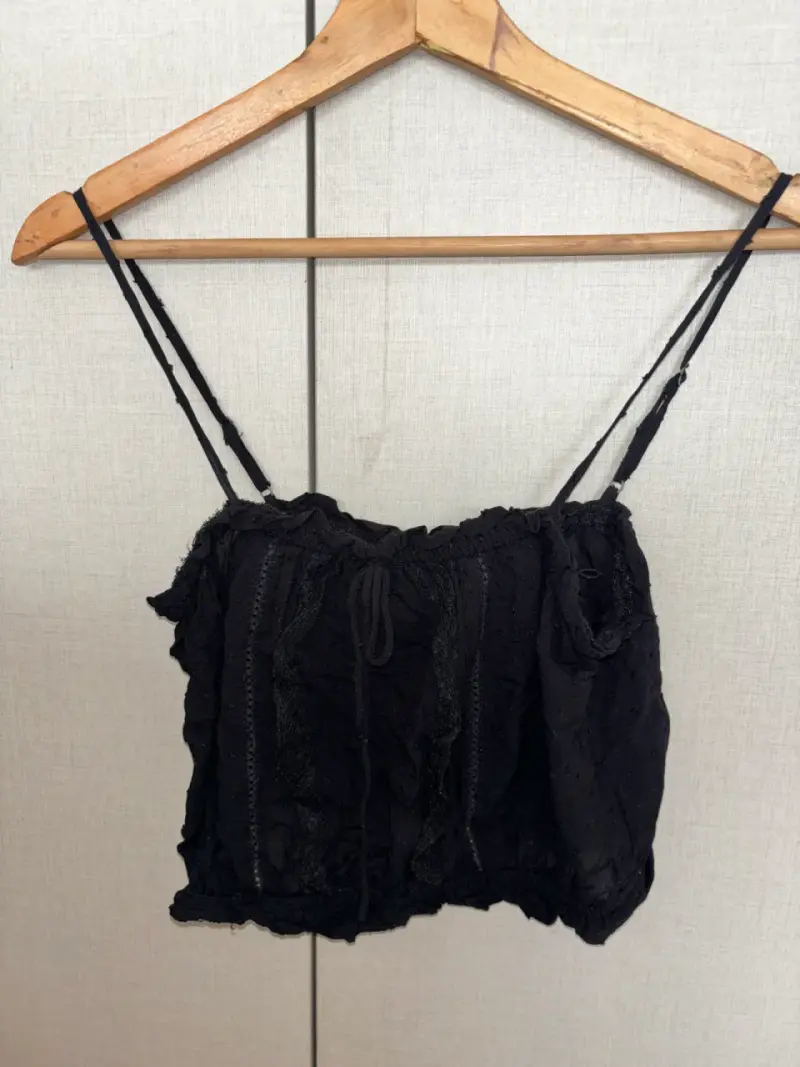 Top negro con tirantes finos