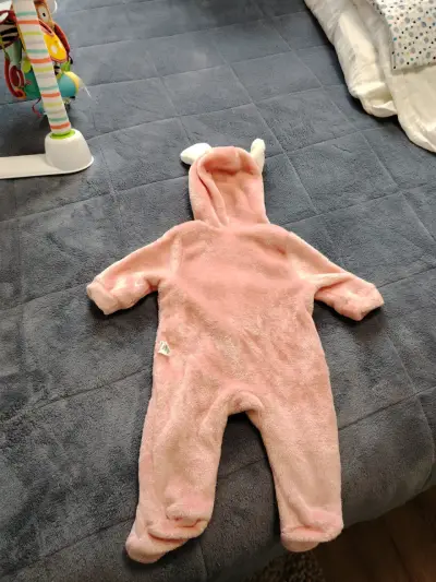 Enterito de bebé rosado con capucha - miniatura 3