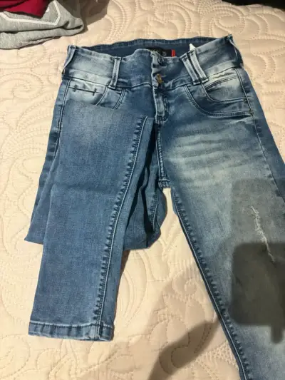 Jeans azules desgastados para mujer - miniatura 2