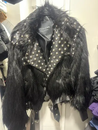 Chaqueta negra con tachas - miniatura 2