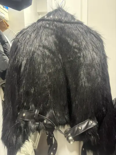 Chaqueta negra con tachas - miniatura 3