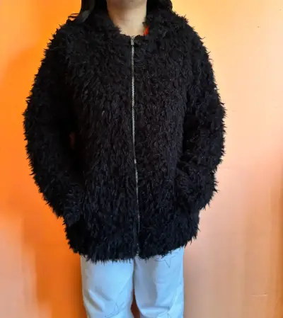 Chaqueta negra peluda - miniatura 1