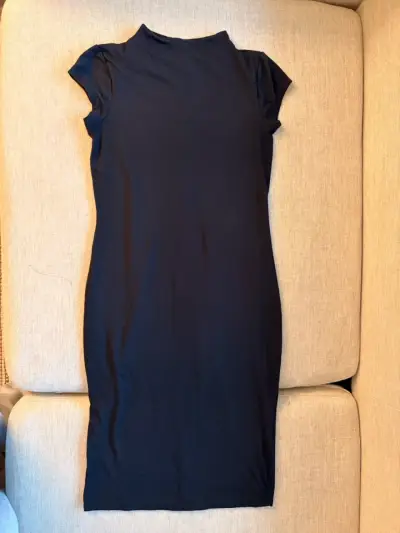 Vestido negro ajustado - miniatura 1