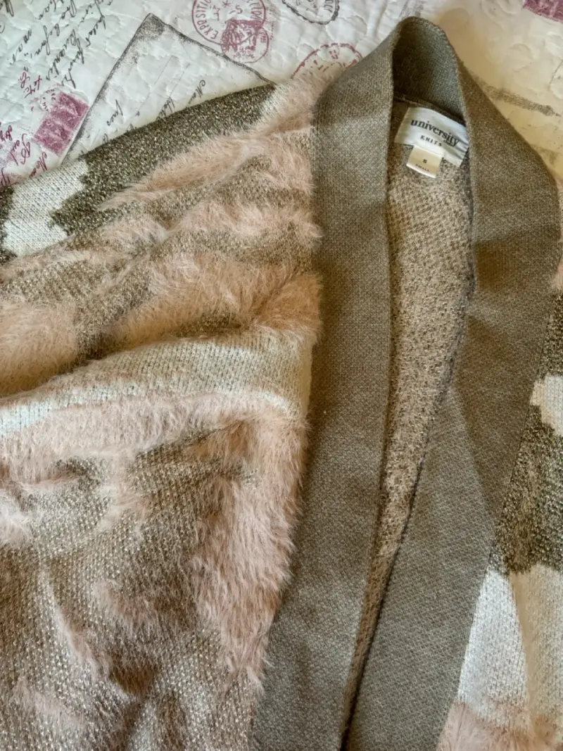 Cardigan beige con patrón abstracto - 2