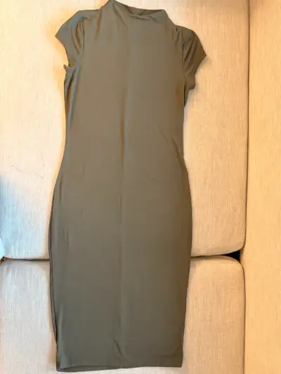 Vestido verde oliva ajustado - miniatura 1