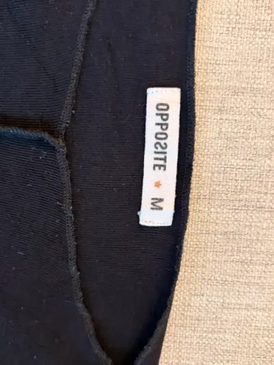 Polera negra de manga larga - miniatura 2