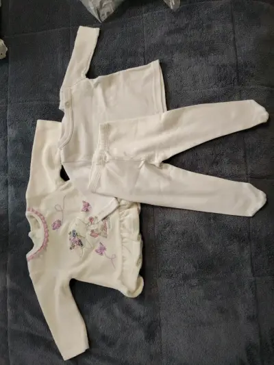 Conjunto de bebé blanco bordado - miniatura 1
