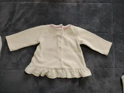 Conjunto de bebé blanco bordado - miniatura 5