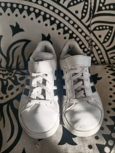 Zapatillas blancas deportivas - miniatura 1