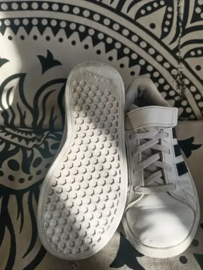 Zapatillas blancas deportivas - miniatura 2