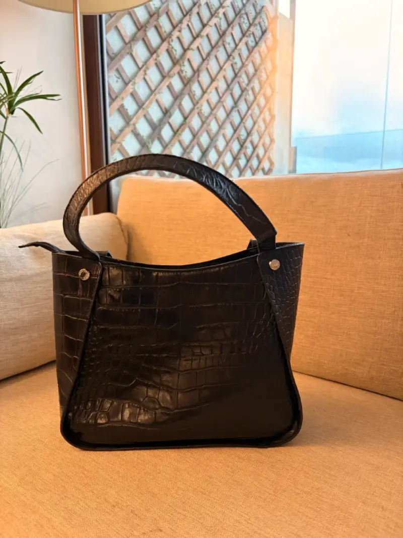 Cartera negra estilo cocodrilo