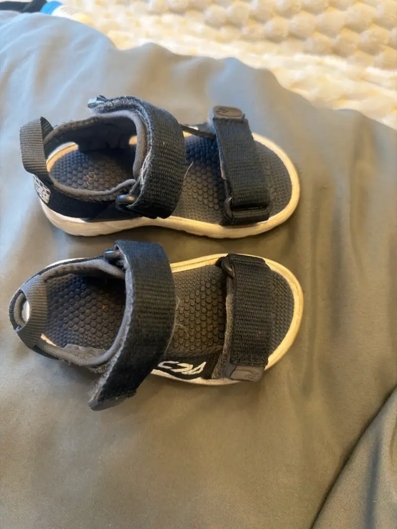 Sandalias negras para niños