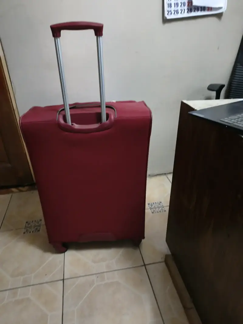 Maleta roja grande con ruedas - 3