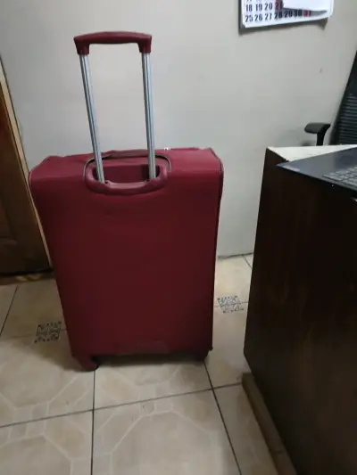 Maleta roja grande con ruedas - miniatura 3