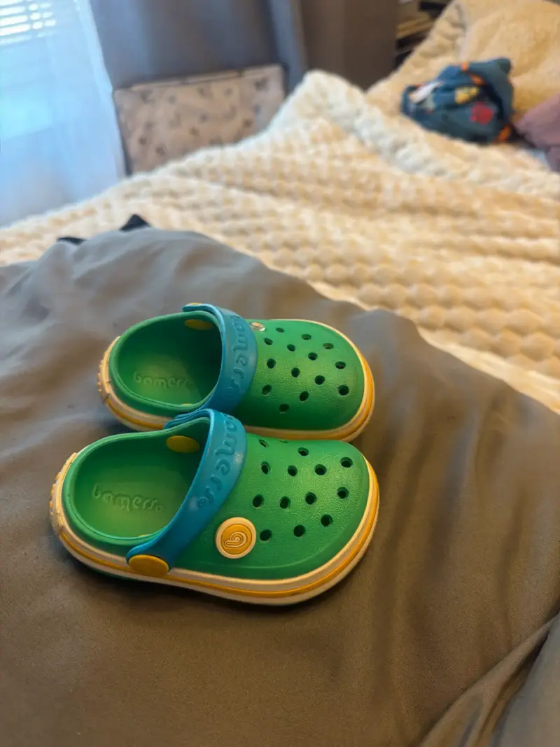 Zapatillas verdes para niño marca bañera
