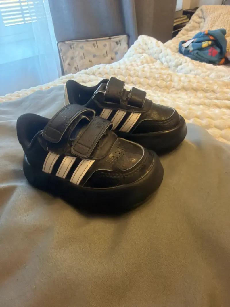 Zapatillas infantiles negras con velcro