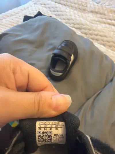 Zapatillas infantiles negras con velcro - miniatura 2