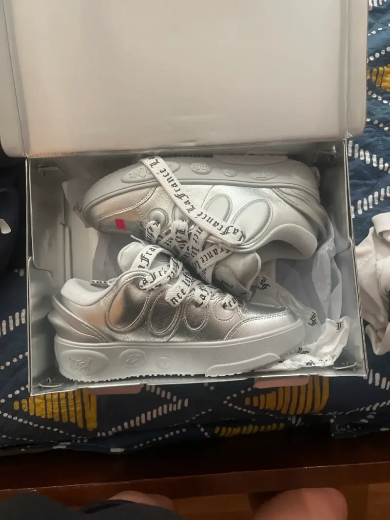 Zapatillas plateadas nuevas