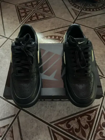 Zapatillas negras Nike en caja - miniatura 1