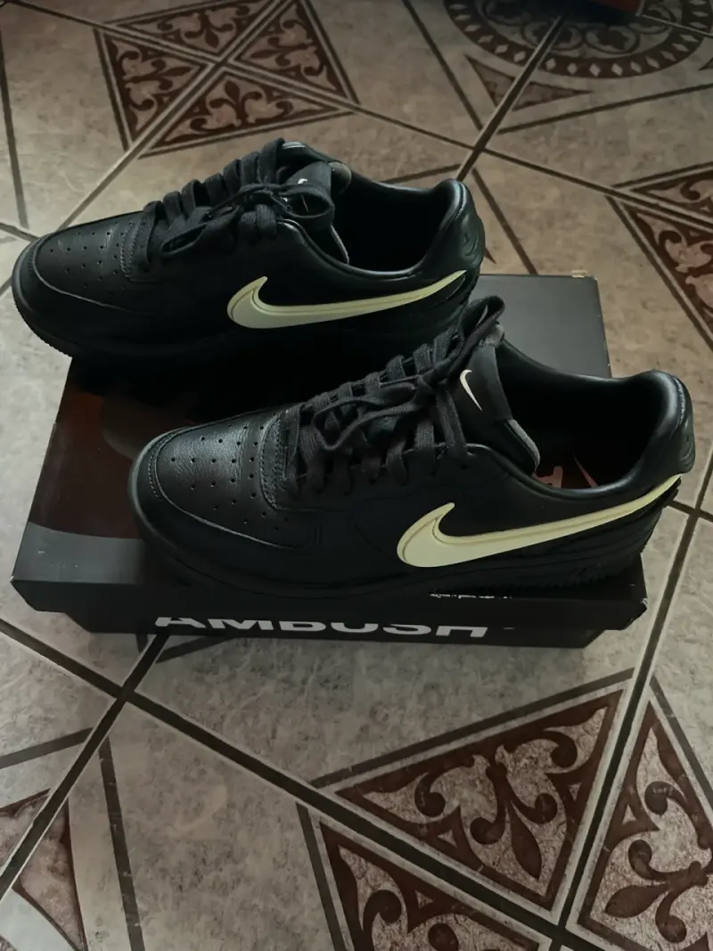 Zapatillas negras Nike en caja - 2