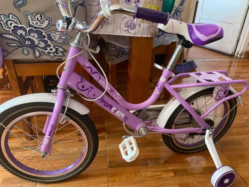 Bicicleta infantil morada con rueditas
