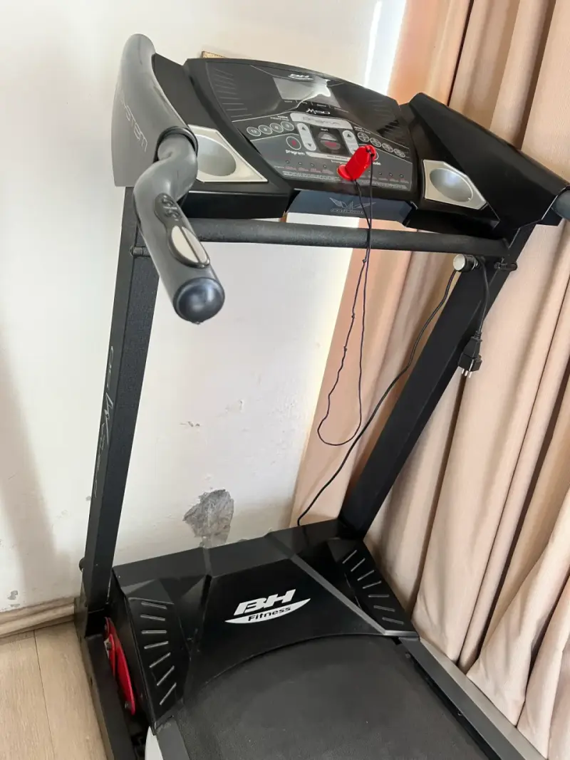 Caminadora BH Fitness negra - 1