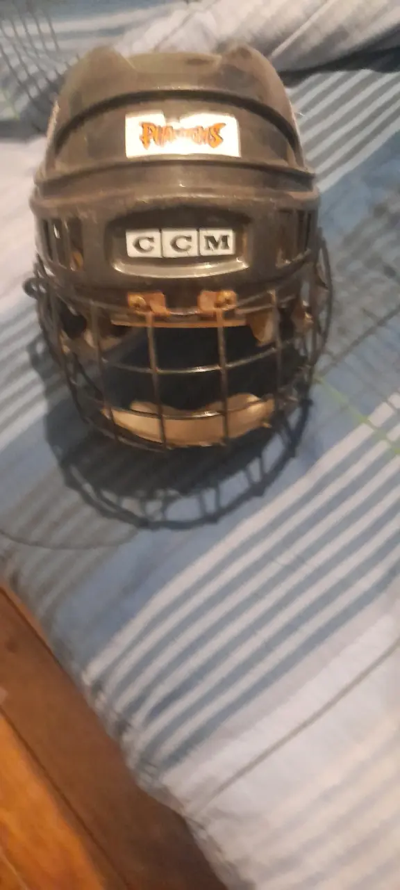 Casco de hockey CCM con rejilla - 1