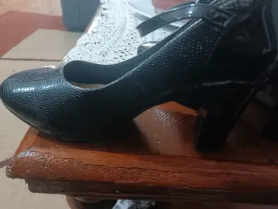 Zapatos de tacón negro elegante - miniatura 1