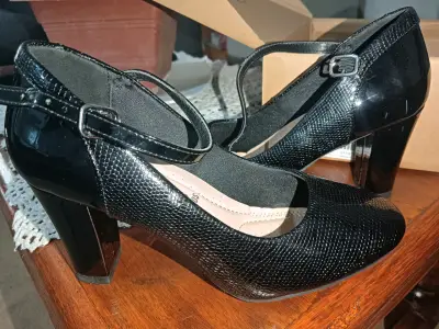 Zapatos de tacón negro elegante - miniatura 2