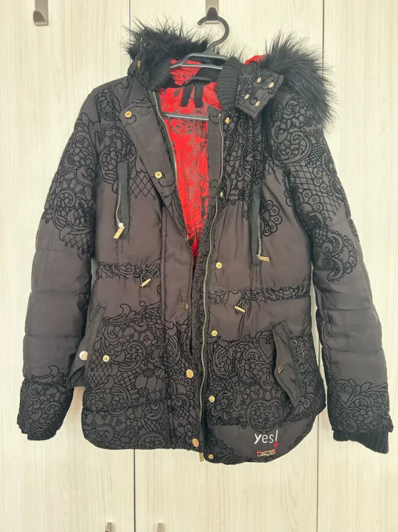 Chaqueta negra con diseño floral