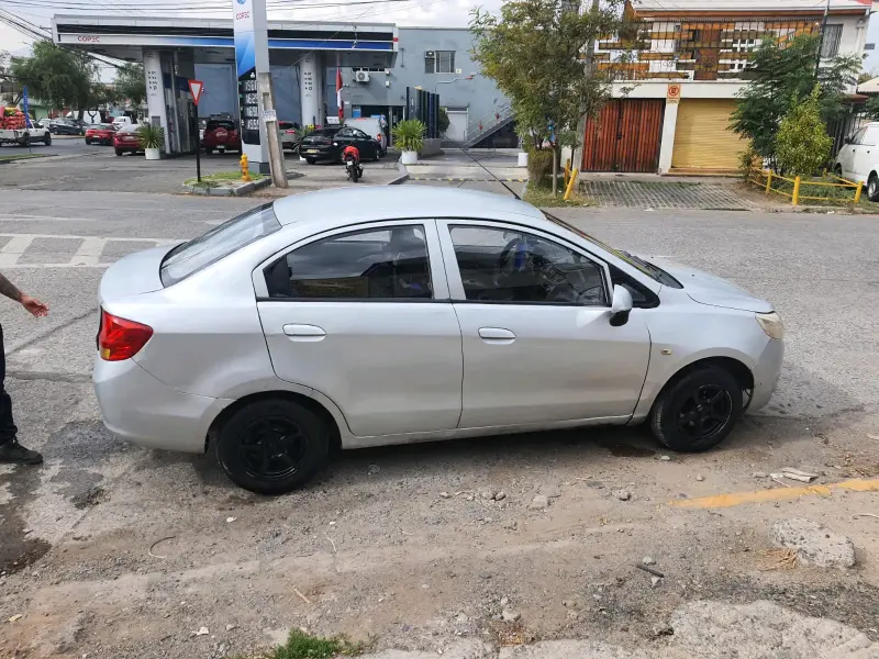 Auto Chevrolet plateado transferible - 4