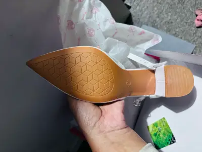 Zapatos de tacón blancos - miniatura 2