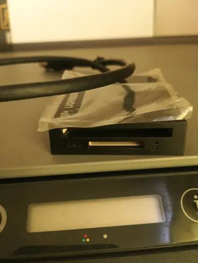 Lector de tarjetas múltiple USB - miniatura 1