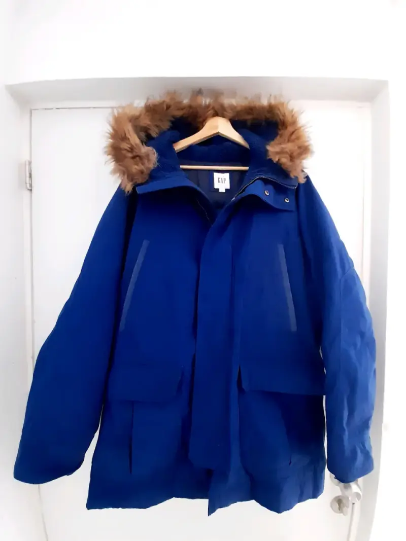 Parka azul GAP con capucha de piel sintética