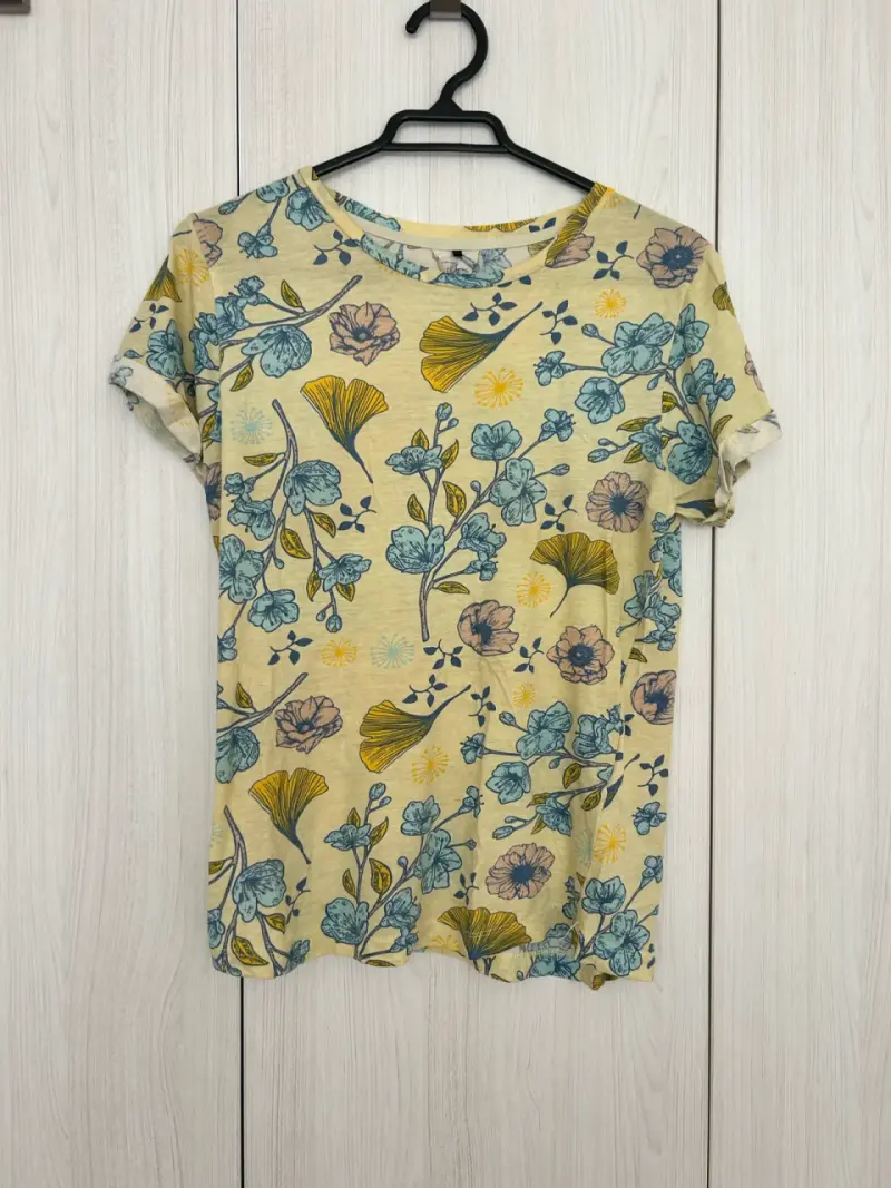 Polera estampado floral amarillo