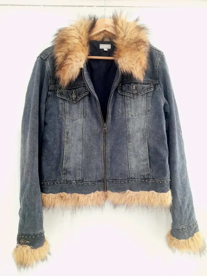 Chaqueta de mezclilla con cuello de piel