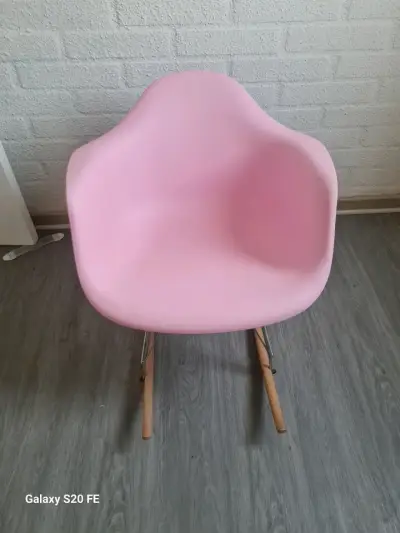 Silla mecedora de diseño rosa - miniatura 1