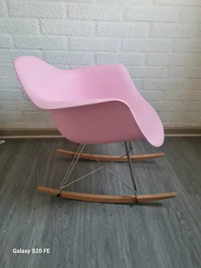 Silla mecedora de diseño rosa - miniatura 3