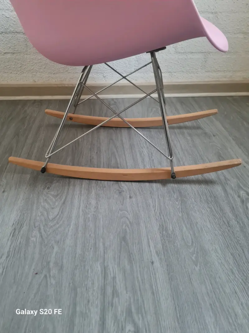Silla mecedora de diseño rosa - 4