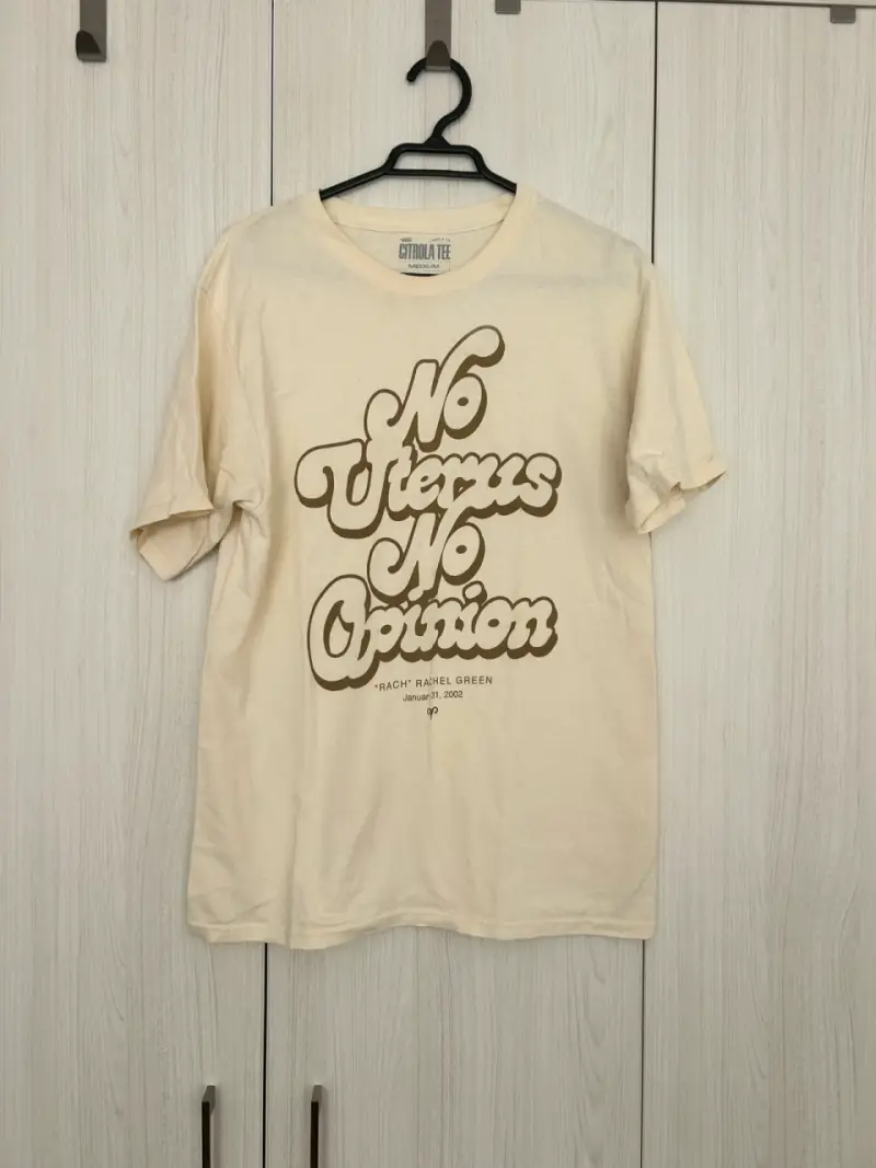 Polera beige con frase gráfica