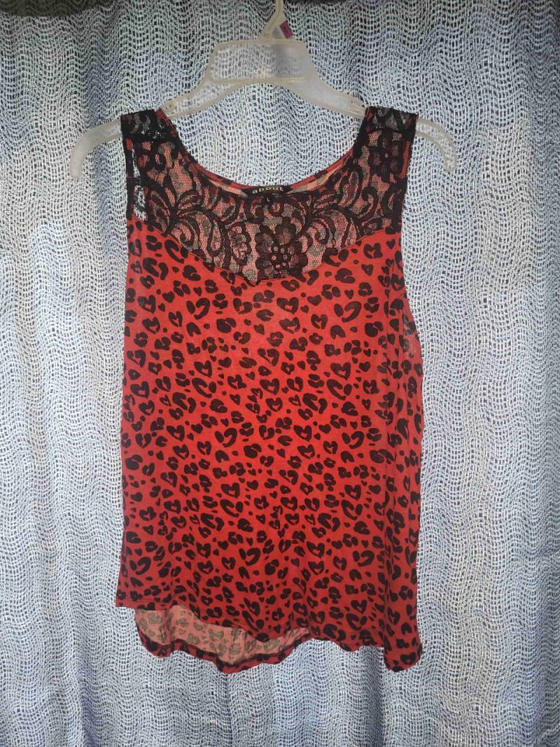 Polera roja con estampado animal print - 1