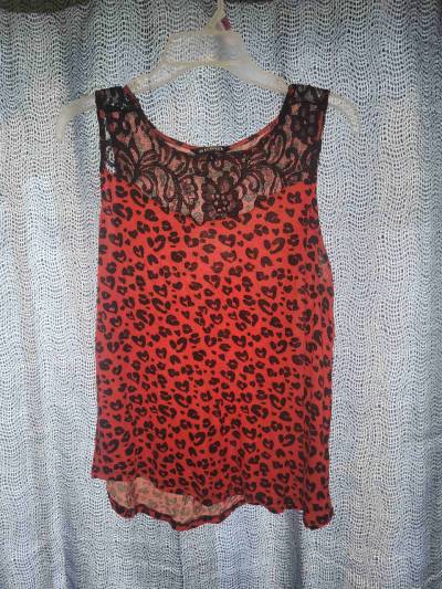 Polera roja con estampado animal print - miniatura 1
