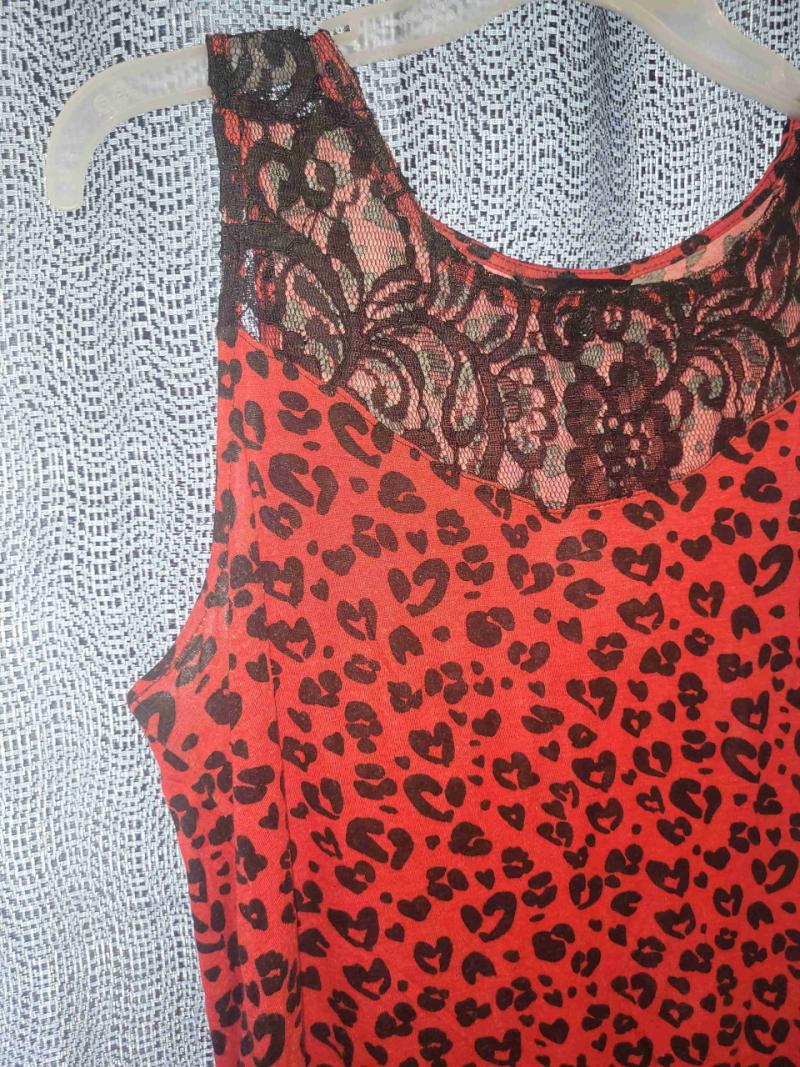 Polera roja con estampado animal print - 2