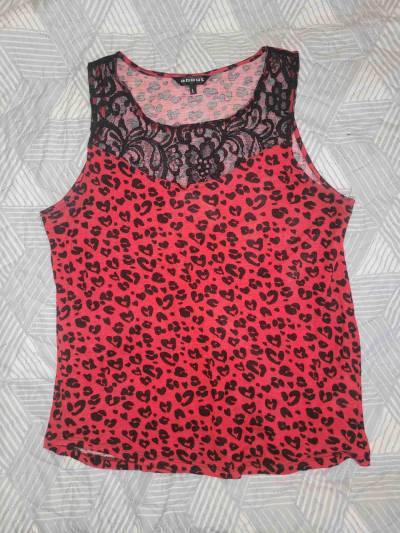 Polera roja con estampado animal print - miniatura 3