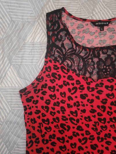 Polera roja con estampado animal print - miniatura 4