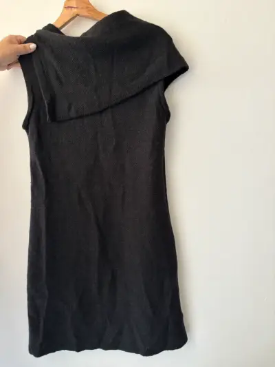 Vestido de lanilla negro con bordados - miniatura 2