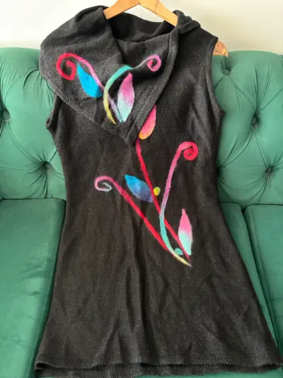 Vestido de lanilla negro con bordados - miniatura 3